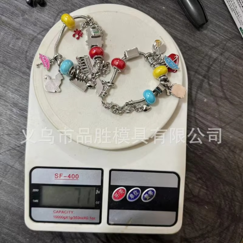 مجموعة أساور سحرية جديدة لعام  - مراجعة Jewelry Making Advent Calendar وسعره